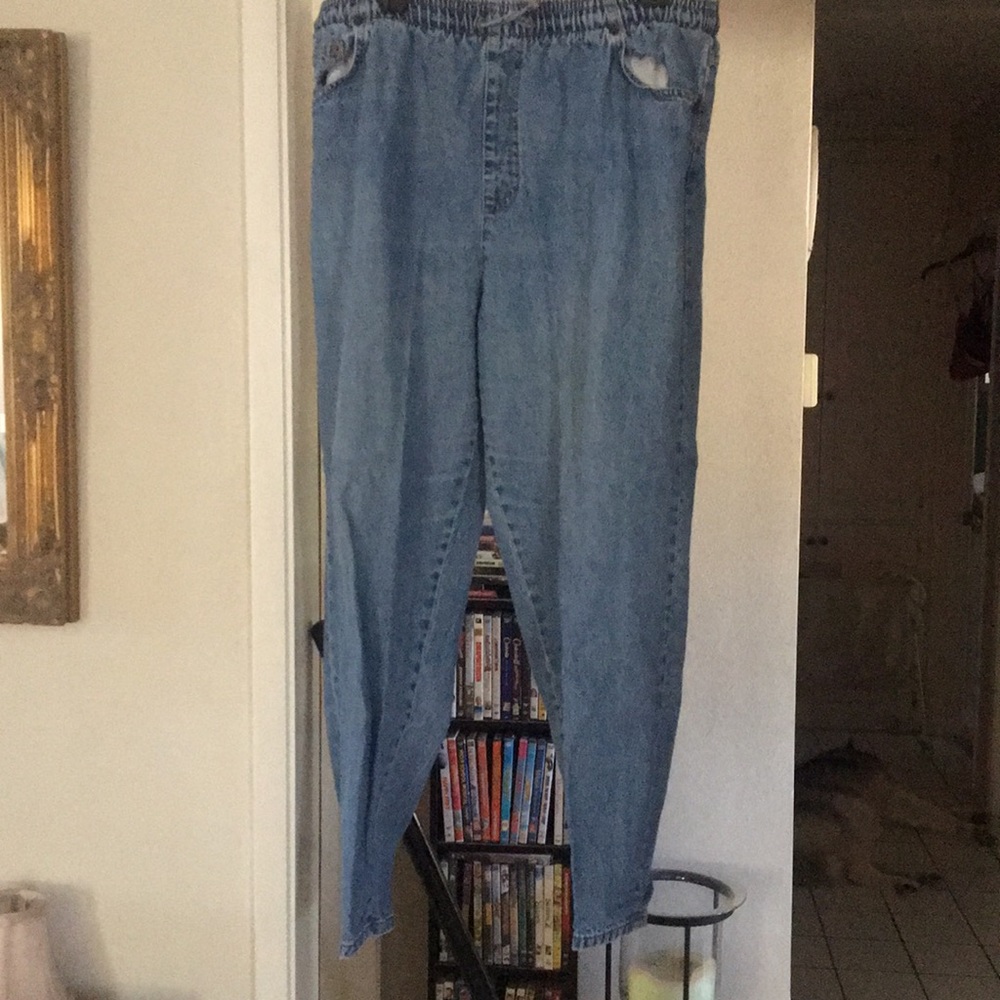 Drawstring and elastic waistband. Mom jeans.
